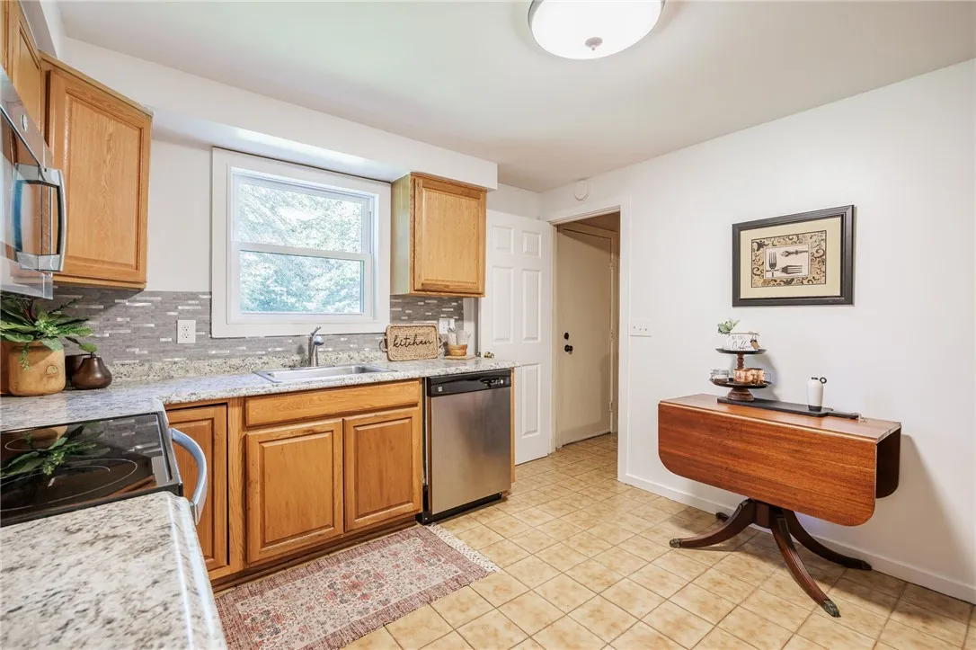 122 Countess Drive, Henrietta, New York 14586, Henrietta, New York 14586, 3 Bedrooms Bedrooms, 7 Rooms Rooms,2 BathroomsBathrooms,Residential,For Sale,122 Countess Drive, Henrietta, New York 14586,R1623605