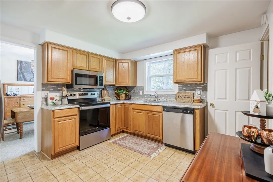 122 Countess Drive, Henrietta, New York 14586, Henrietta, New York 14586, 3 Bedrooms Bedrooms, 7 Rooms Rooms,2 BathroomsBathrooms,Residential,For Sale,122 Countess Drive, Henrietta, New York 14586,R1623605