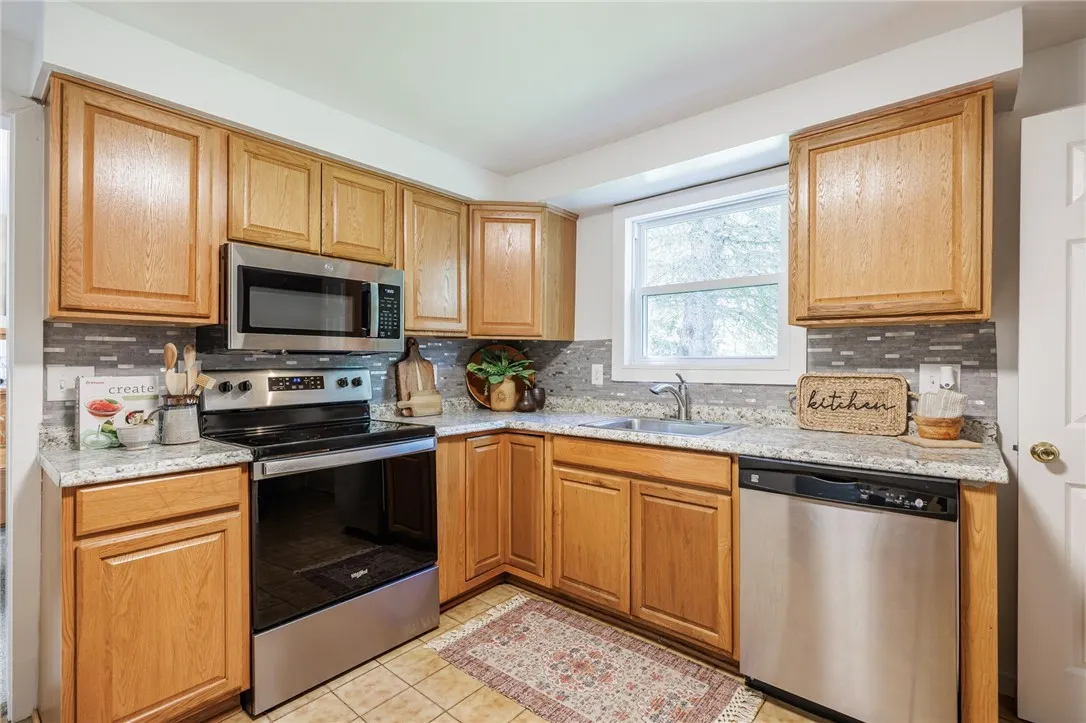 122 Countess Drive, Henrietta, New York 14586, Henrietta, New York 14586, 3 Bedrooms Bedrooms, 7 Rooms Rooms,2 BathroomsBathrooms,Residential,For Sale,122 Countess Drive, Henrietta, New York 14586,R1623605