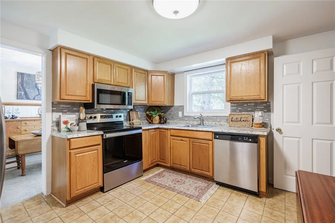 122 Countess Drive, Henrietta, New York 14586, Henrietta, New York 14586, 3 Bedrooms Bedrooms, 7 Rooms Rooms,2 BathroomsBathrooms,Residential,For Sale,122 Countess Drive, Henrietta, New York 14586,R1623605