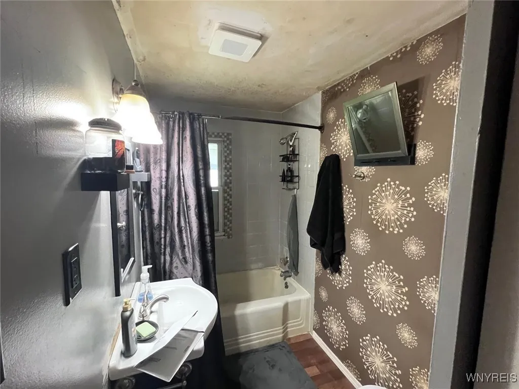 2468 Grand Avenue, Niagara Falls, New York 14301, Niagara Falls, New York 14301, 3 Bedrooms Bedrooms, 6 Rooms Rooms,1 BathroomBathrooms,Residential,For Sale,2468 Grand Avenue, Niagara Falls, New York 14301,B1623907
