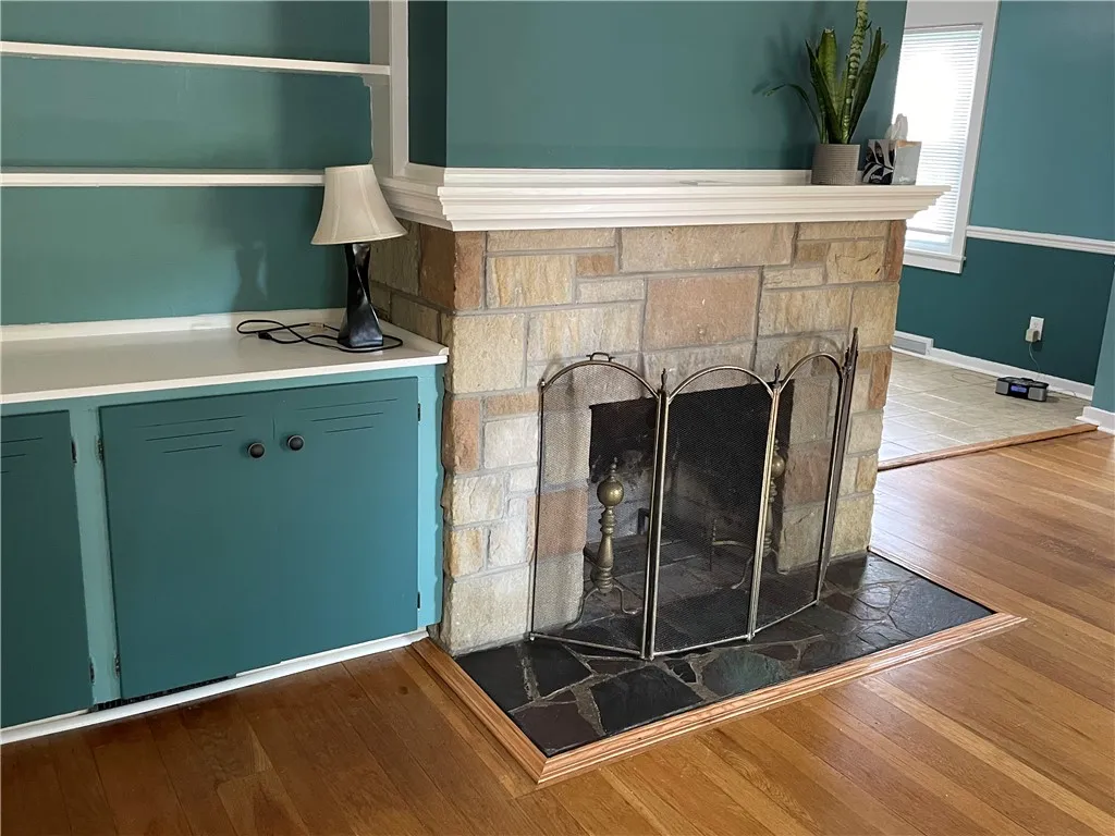 This wood burning fireplace is a nice touch to the livingroom.