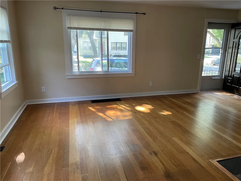 The light in this livingroom is great!