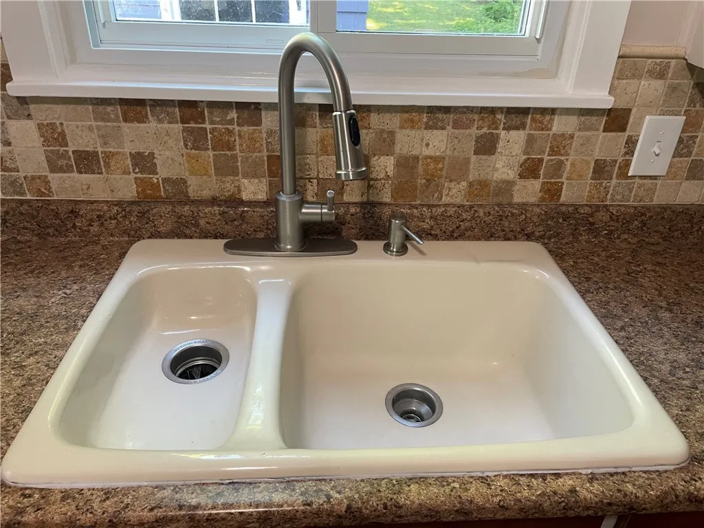 Double sink for your convenience.