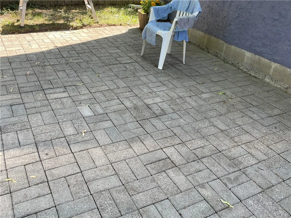 Tgis is such a lovely patio, beautifully laid.