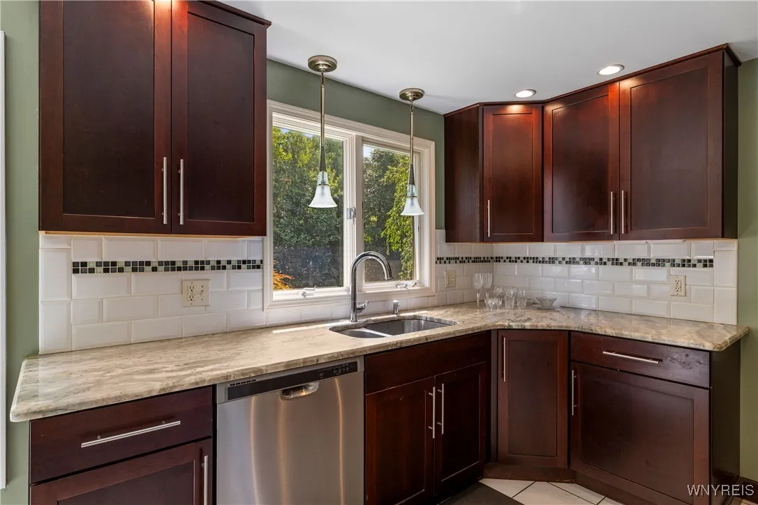 Recessed lighting & pendent lighting over the sink