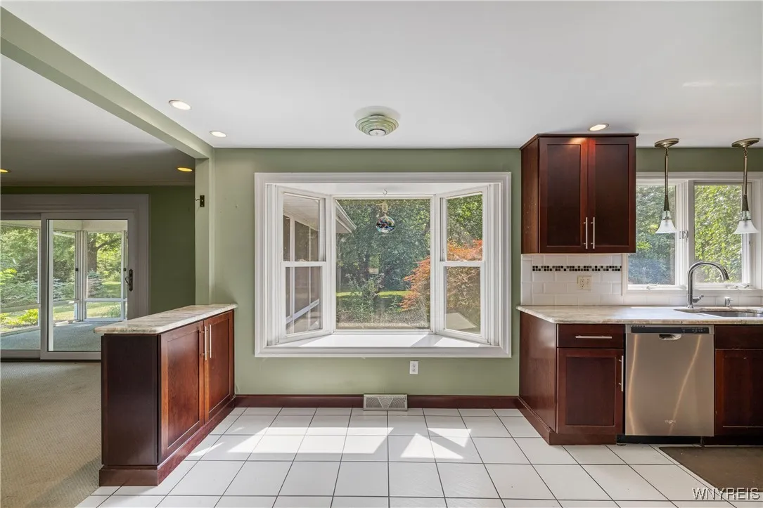 Eat-in area with bay window