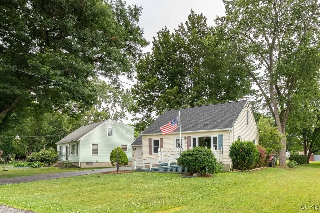 The village of Minoa is a small village within the East Syracuse-Minoa School District.  405 Edgerton Street, Minoa, NY is a great place to call 