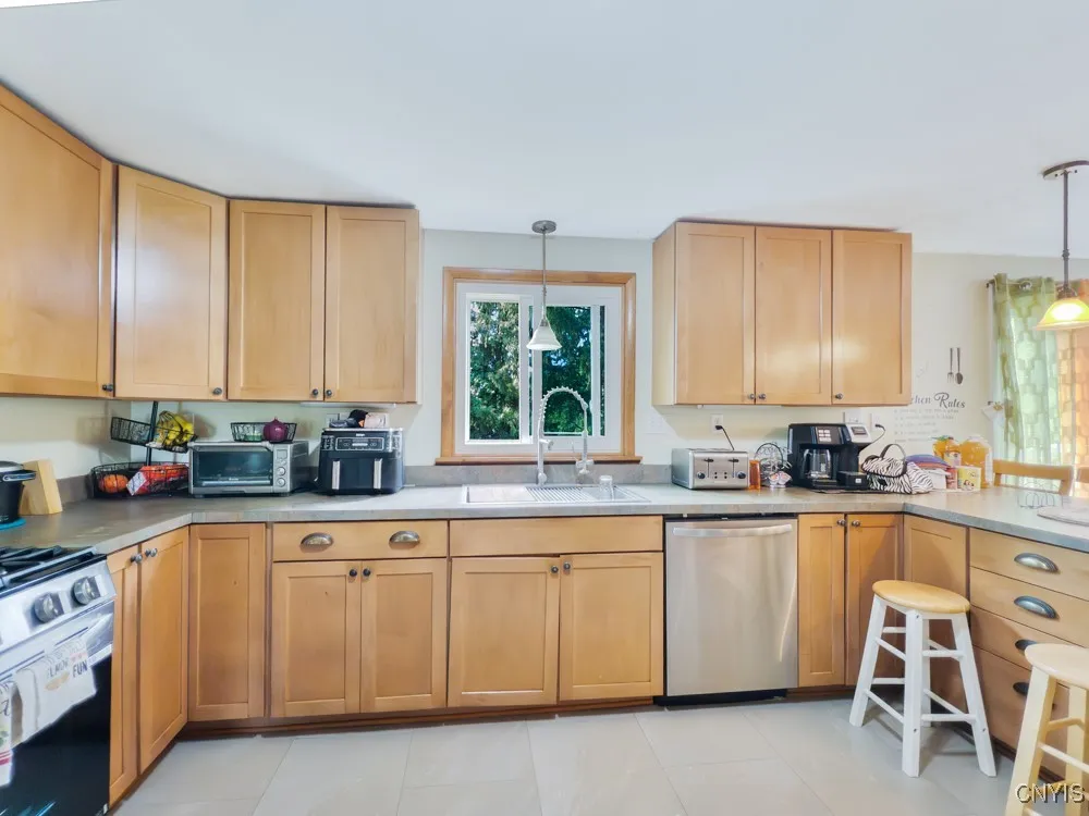 7189 Coventry Road North, Manlius, New York 13057, Manlius, New York 13057, 5 Bedrooms Bedrooms, 10 Rooms Rooms,2 BathroomsBathrooms,Residential,For Sale,7189 Coventry Road North, Manlius, New York 13057,S1623932