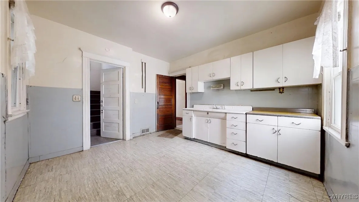 215 Baynes Street, Buffalo, New York 14213, Buffalo, New York 14213, 6 Bedrooms Bedrooms, ,2 BathroomsBathrooms,Residential,Closed,215 Baynes Street, Buffalo, New York 14213,0,B1623942