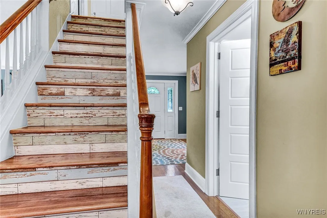 pretty detail on stair risers