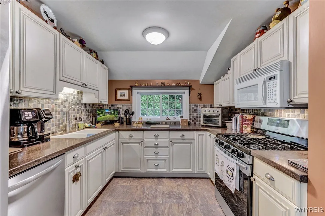 Well equipped kitchen with all appliances included