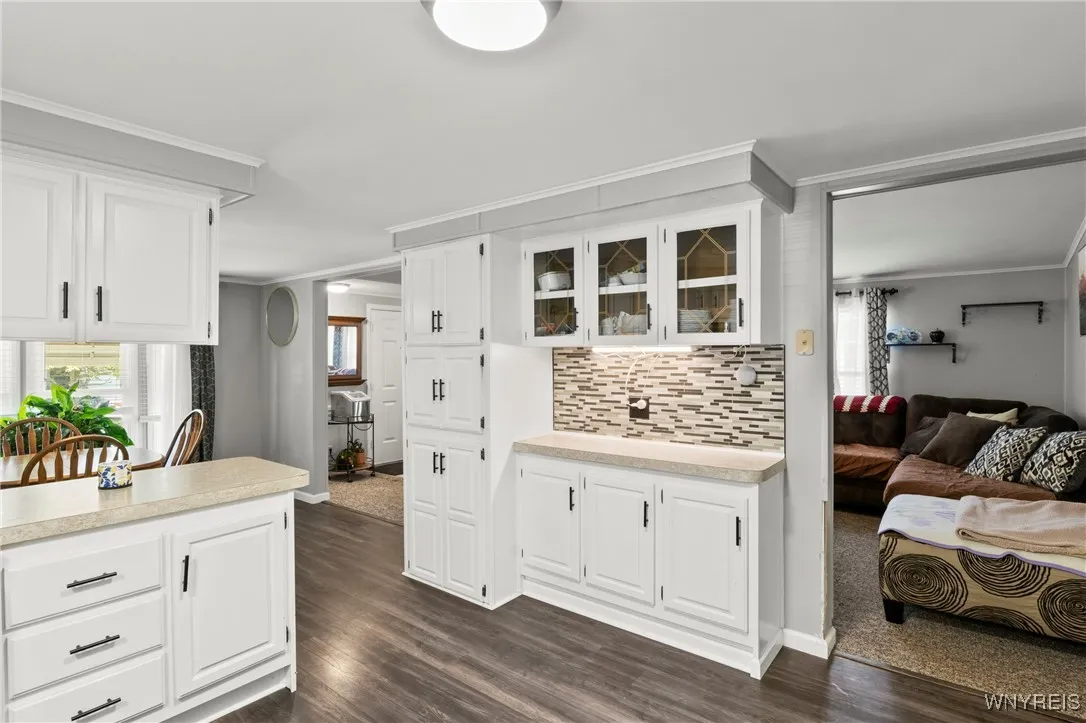 Kitchen w/ Coffee Bar Area