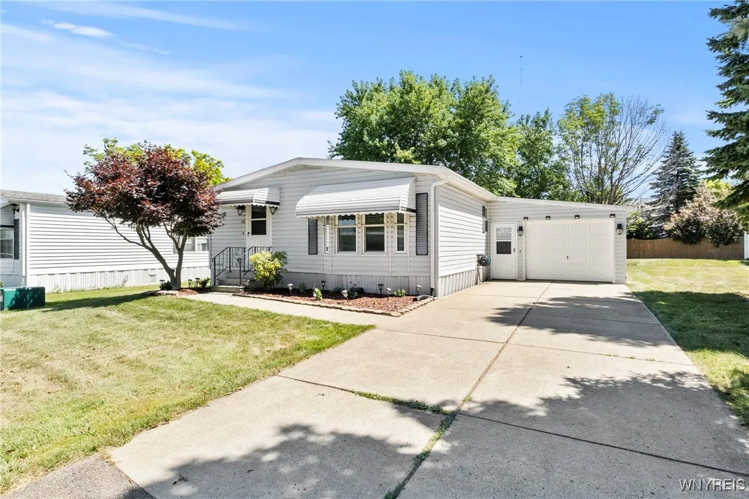 28 North Eaglecrest Drive, Hamburg, New York 14075, Hamburg, New York 14075, 3 Bedrooms Bedrooms, 7 Rooms Rooms,2 BathroomsBathrooms,Residential,For Sale,28 North Eaglecrest Drive, Hamburg, New York 14075,B1623953