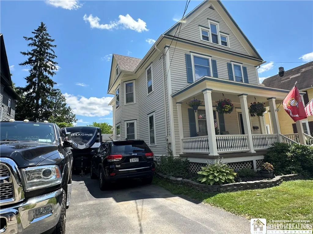 Double-wide driveway- fit your camper in and several cars!