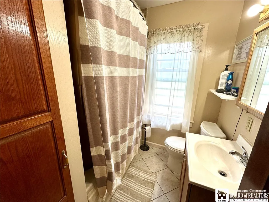 Upper bath with jetted Tub