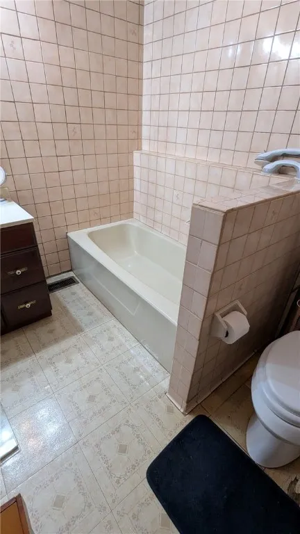 Tile soaking tub area