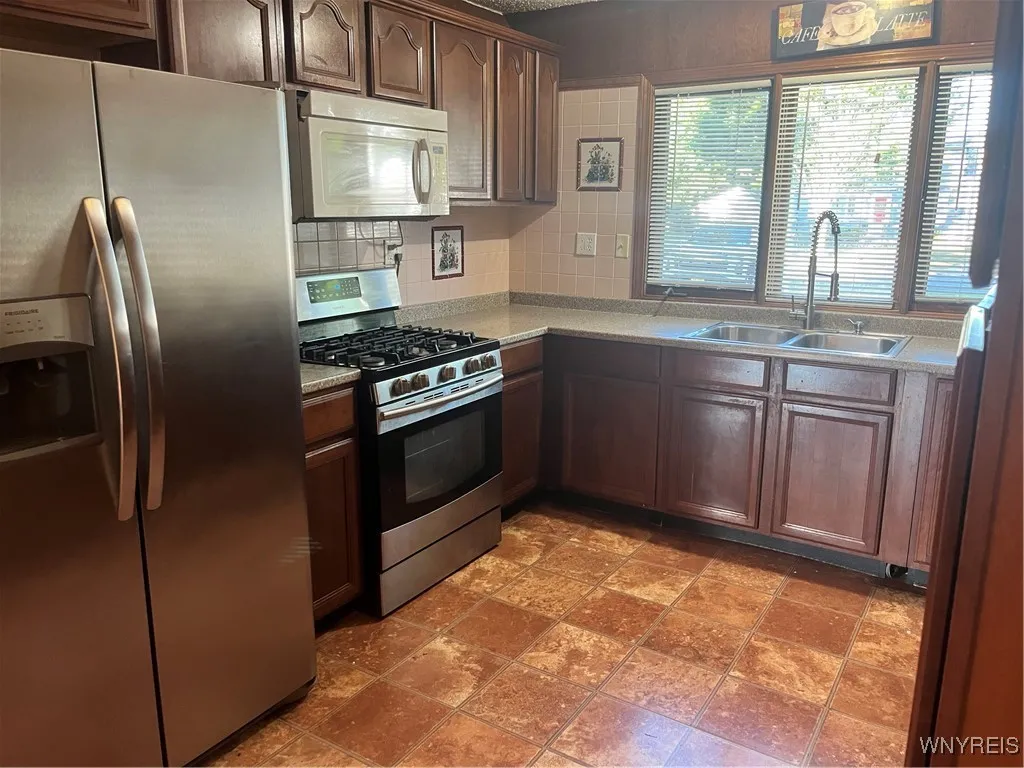 206 Hillcrest Drive, Amherst, New York 14226, Amherst, New York 14226, 4 Bedrooms Bedrooms, 9 Rooms Rooms,2 BathroomsBathrooms,Residential Lease,For Rent,206 Hillcrest Drive, Amherst, New York 14226,B1623952