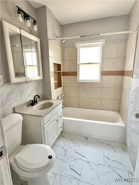 2019 Broadway, Buffalo, New York 14212, Buffalo, New York 14212, 2 Bedrooms Bedrooms, 5 Rooms Rooms,1 BathroomBathrooms,Residential Lease,For Rent,2019 Broadway, Buffalo, New York 14212,B1624050