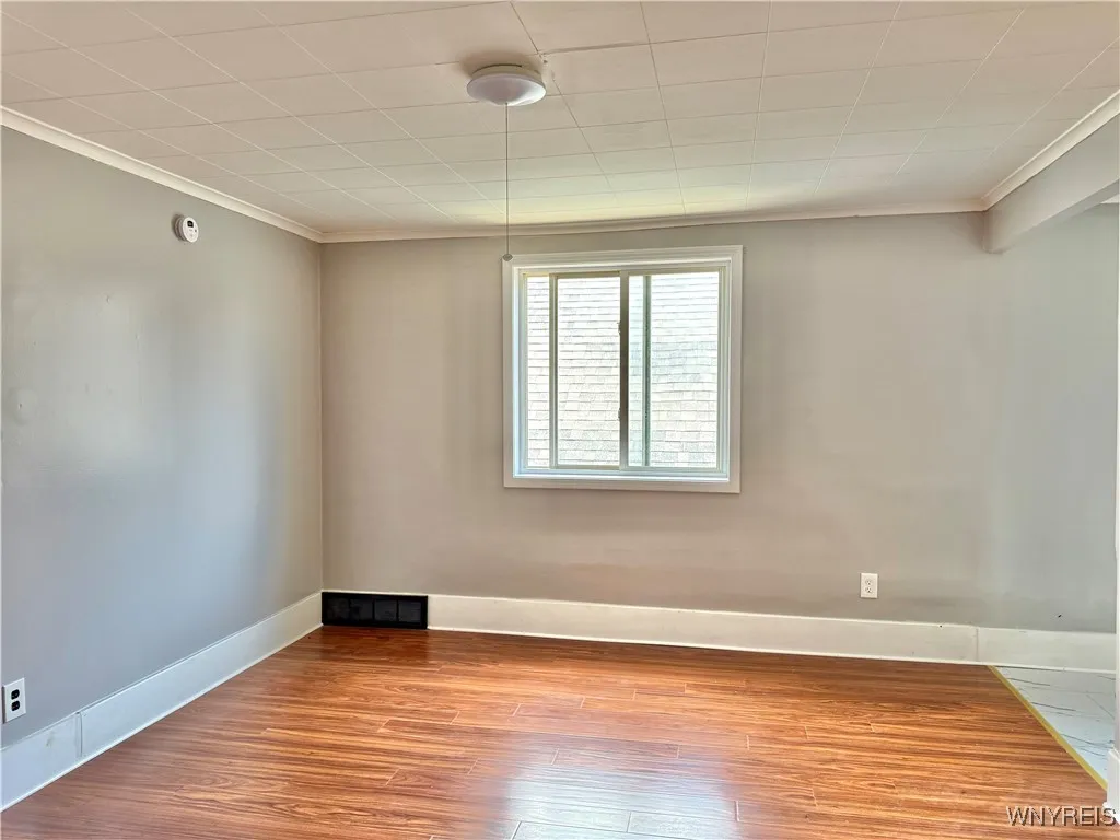 2019 Broadway, Buffalo, New York 14212, Buffalo, New York 14212, 2 Bedrooms Bedrooms, 5 Rooms Rooms,1 BathroomBathrooms,Residential Lease,For Rent,2019 Broadway, Buffalo, New York 14212,B1624050
