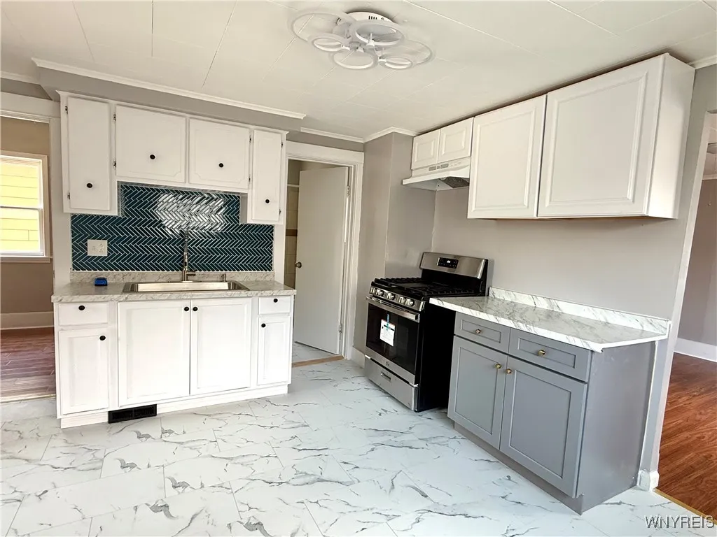 2019 Broadway, Buffalo, New York 14212, Buffalo, New York 14212, 2 Bedrooms Bedrooms, 5 Rooms Rooms,1 BathroomBathrooms,Residential Lease,For Rent,2019 Broadway, Buffalo, New York 14212,B1624050