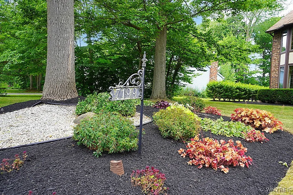 7199 Woodhaven Drive, Lockport Town, New York 1409, Lockport Town, New York 14094, 4 Bedrooms Bedrooms, 7 Rooms Rooms,2 BathroomsBathrooms,Residential,Closed,7199 Woodhaven Drive, Lockport Town, New York 1409,0,B1621490