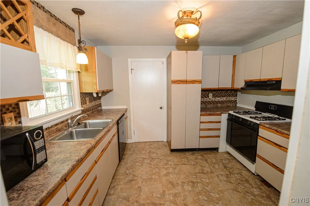 102 Janet Drive, Syracuse, New York 13224, Syracuse, New York 13224, 4 Bedrooms Bedrooms, 8 Rooms Rooms,2 BathroomsBathrooms,Residential,Closed,102 Janet Drive, Syracuse, New York 13224,0,S1623326