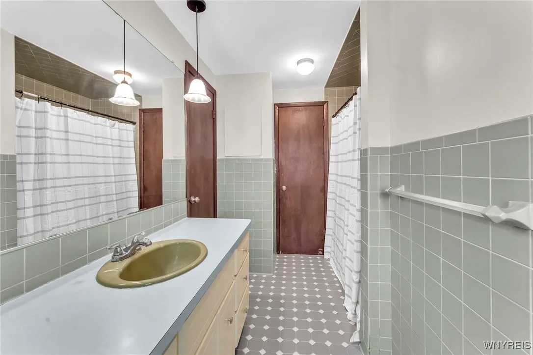 70 Sundown, Amherst, New York 14221, Amherst, New York 14221, 3 Bedrooms Bedrooms, 7 Rooms Rooms,2 BathroomsBathrooms,Residential,Closed,70 Sundown, Amherst, New York 14221,0,B1624023