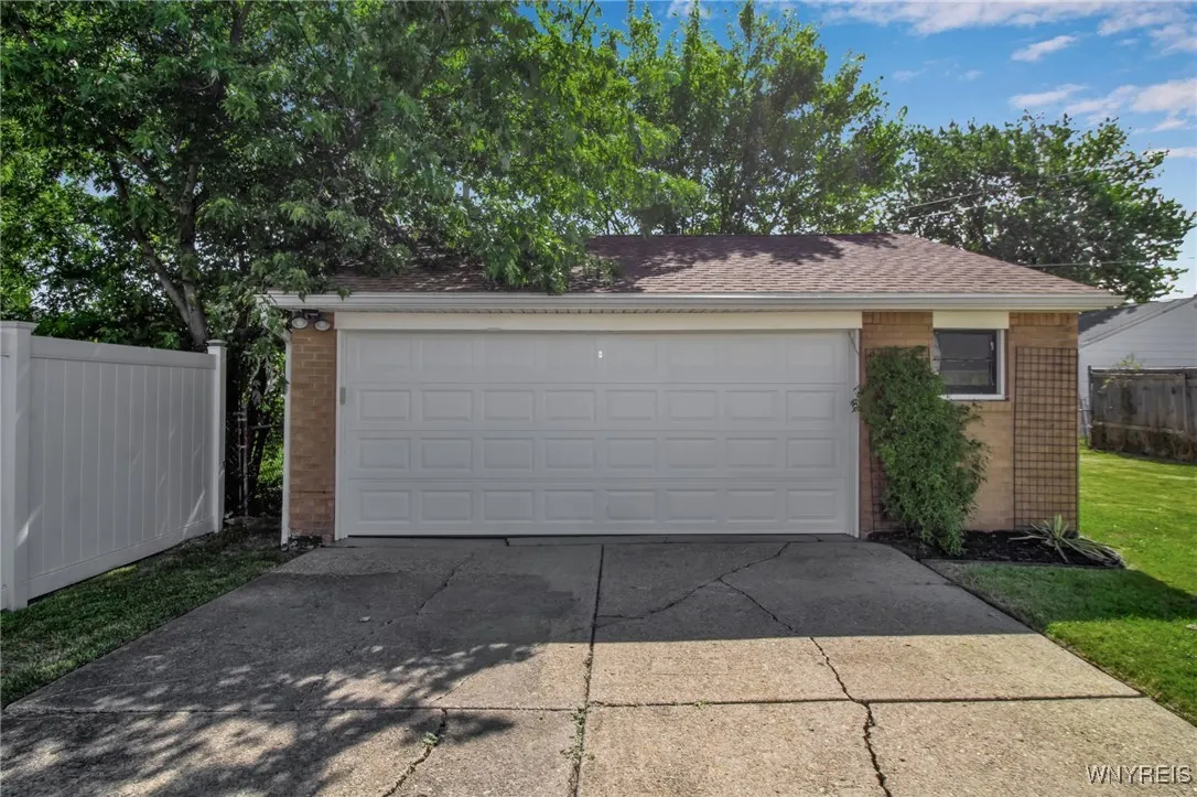2.5 car garage w 200W electric