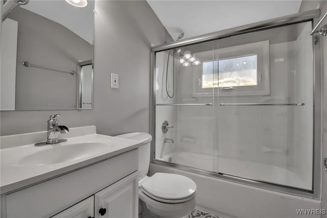 Updated 2nd fl full bath.