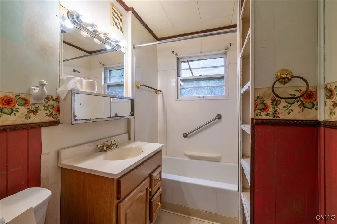 129 South Central Avenue, Manlius, New York 13116, Manlius, New York 13116, 3 Bedrooms Bedrooms, 10 Rooms Rooms,1 BathroomBathrooms,Residential,Closed,129 South Central Avenue, Manlius, New York 13116,0,S1624111