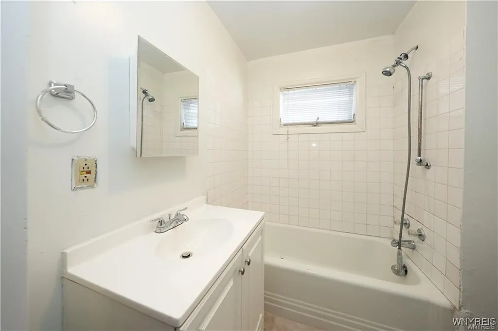 214 West Ferry Street N, Buffalo, New York 14213, Buffalo, New York 14213, 5 Bedrooms Bedrooms, ,2 BathroomsBathrooms,Residential,For Sale,214 West Ferry Street N, Buffalo, New York 14213,B1624157
