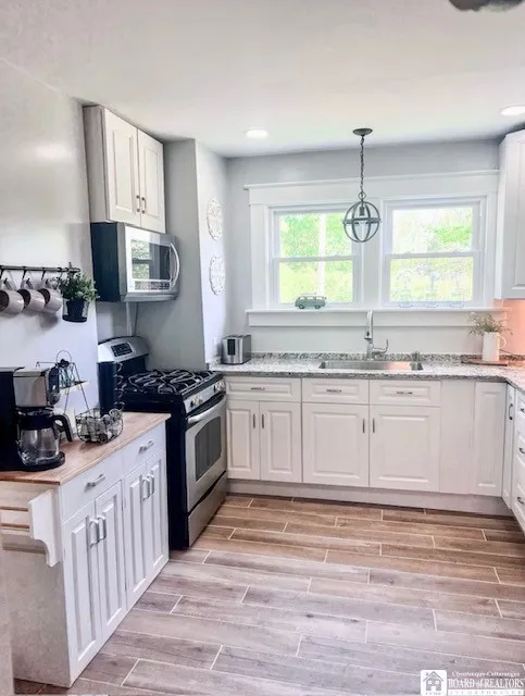 Plenty of room in the kitchen.