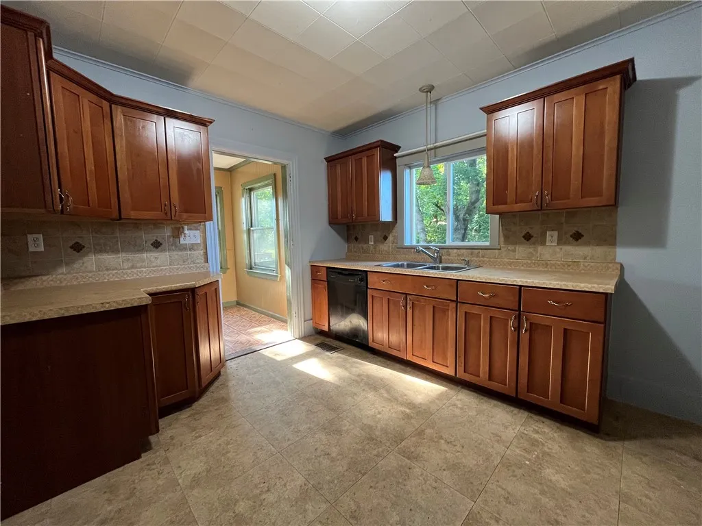 Eat-in kitchen