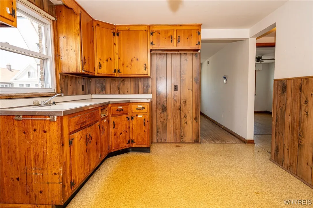129 Abbott Road, Buffalo, New York 14220, Buffalo, New York 14220, 8 Rooms Rooms,Commercial Sale,For Sale,129 Abbott Road, Buffalo, New York 14220,B1622553