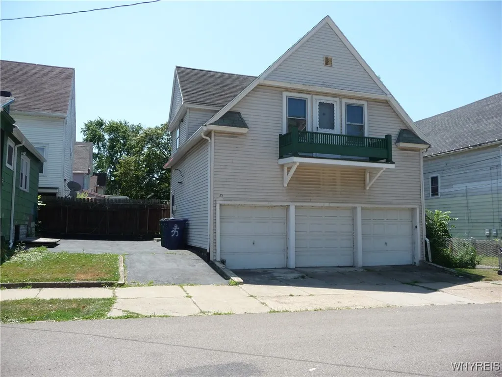 3 car garage w/2nd floor apartment