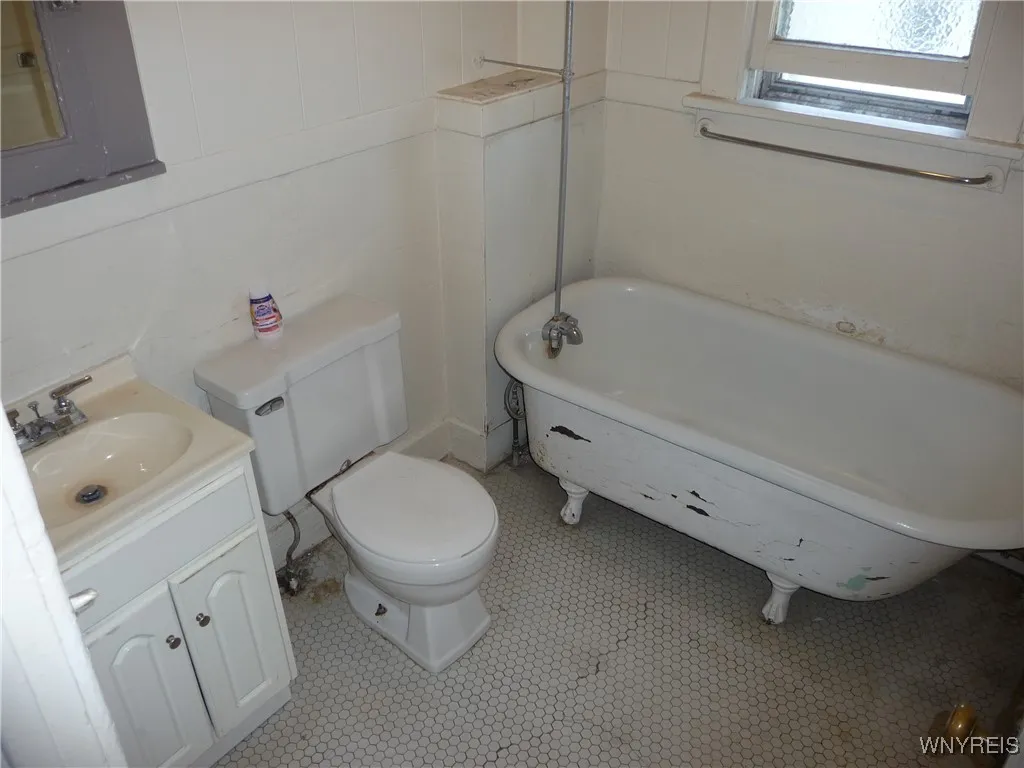 1130 West Avenue, Buffalo, New York 14213, Buffalo, New York 14213, 6 Bedrooms Bedrooms, ,3 BathroomsBathrooms,Residential,For Sale,1130 West Avenue, Buffalo, New York 14213,B1624171