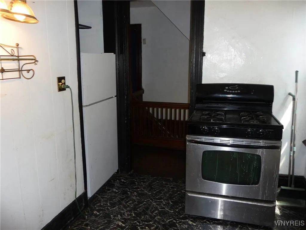 2nd floor apt kitchen   w/appliances