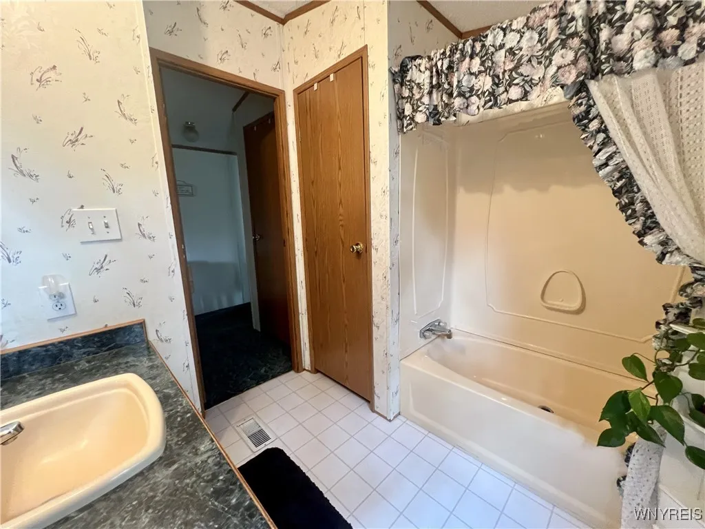 1 Laurel Run, Cheektowaga, New York 14225, Cheektowaga, New York 14225, 2 Bedrooms Bedrooms, 7 Rooms Rooms,2 BathroomsBathrooms,Residential,Closed,1 Laurel Run, Cheektowaga, New York 14225,0,B1624224