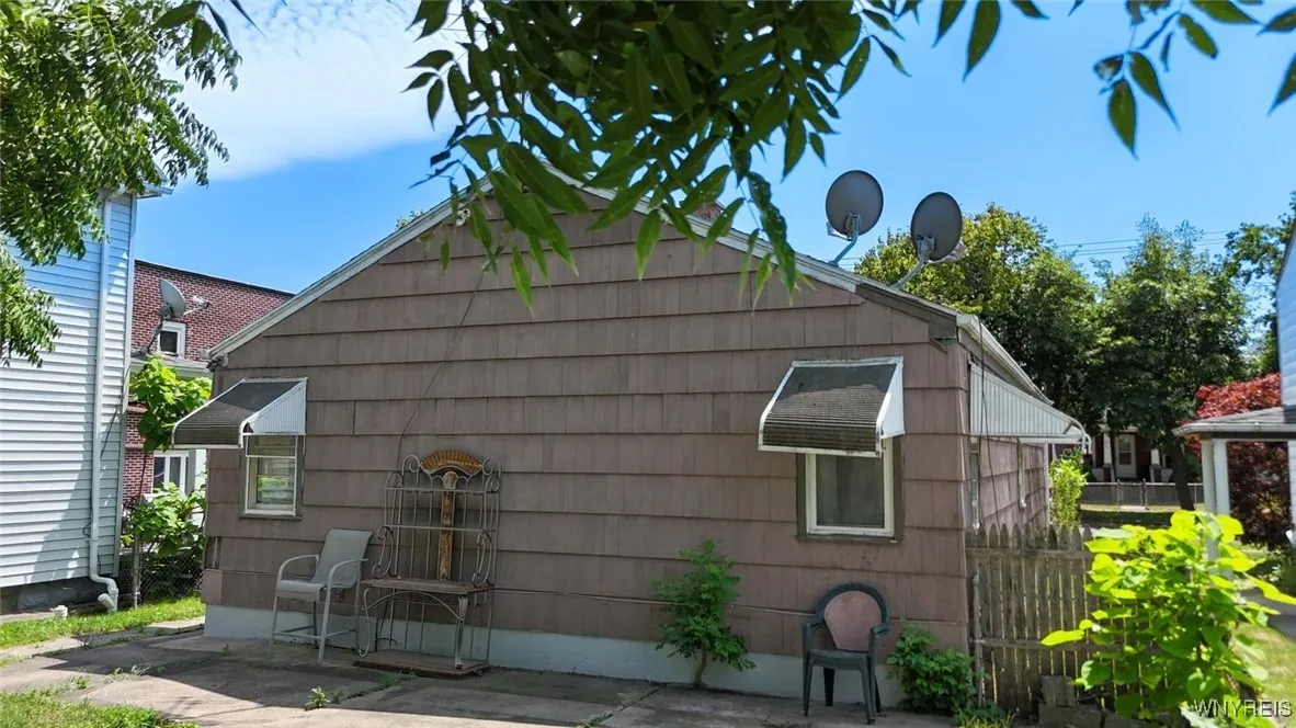 1962 Falls Street, Niagara Falls, New York 14303, Niagara Falls, New York 14303, 3 Bedrooms Bedrooms, 6 Rooms Rooms,1 BathroomBathrooms,Residential,For Sale,1962 Falls Street, Niagara Falls, New York 14303,B1623816
