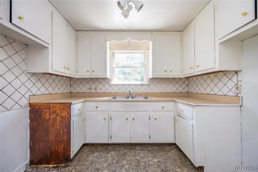 1962 Falls Street, Niagara Falls, New York 14303, Niagara Falls, New York 14303, 3 Bedrooms Bedrooms, 6 Rooms Rooms,1 BathroomBathrooms,Residential,For Sale,1962 Falls Street, Niagara Falls, New York 14303,B1623816