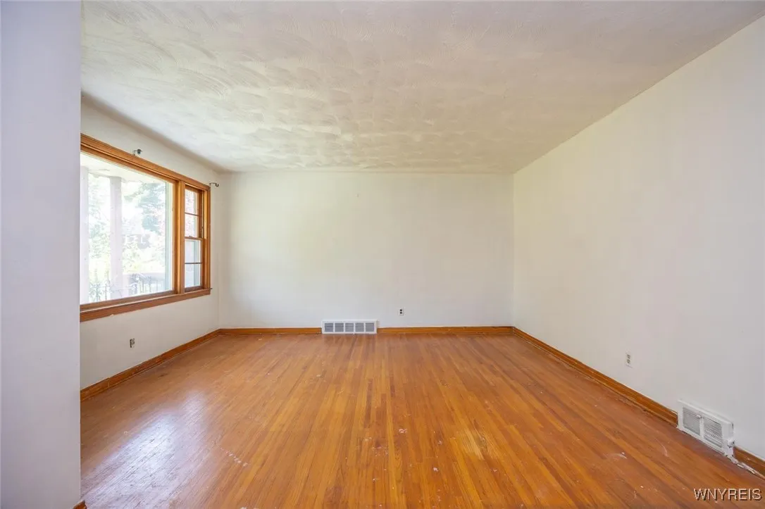 1962 Falls Street, Niagara Falls, New York 14303, Niagara Falls, New York 14303, 3 Bedrooms Bedrooms, 6 Rooms Rooms,1 BathroomBathrooms,Residential,For Sale,1962 Falls Street, Niagara Falls, New York 14303,B1623816