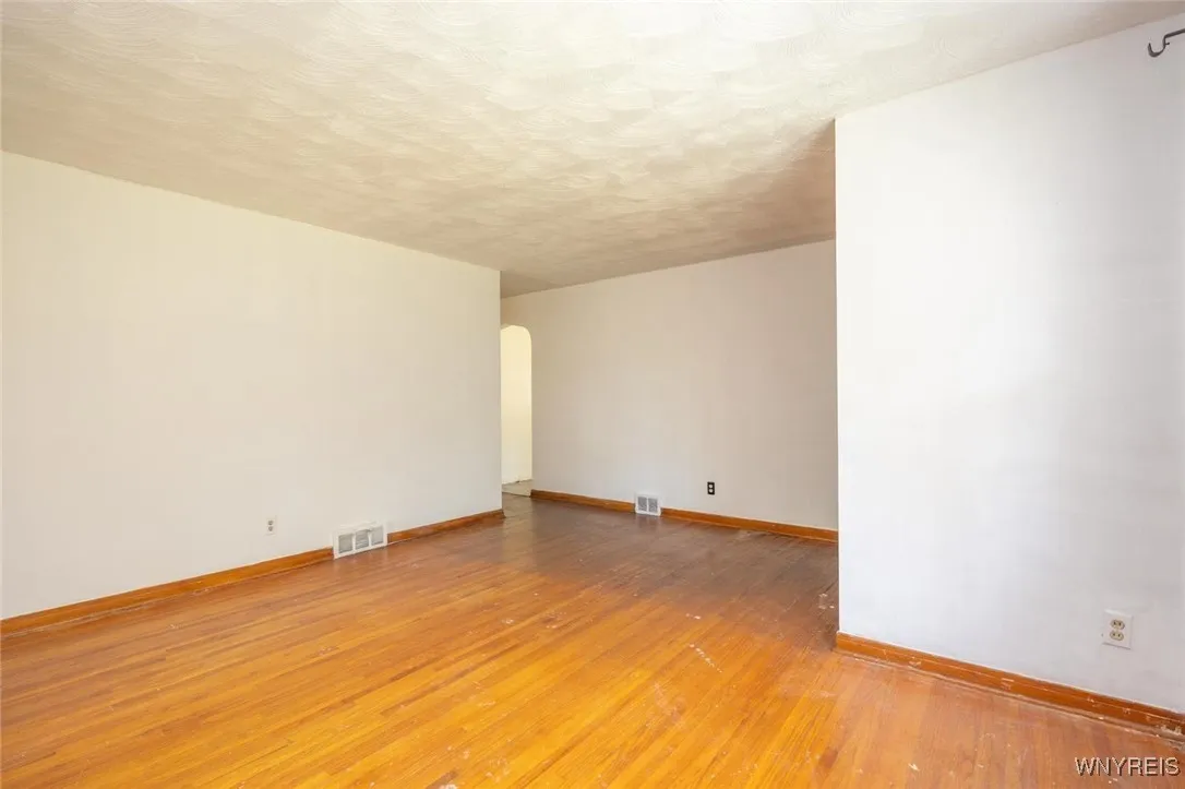 1962 Falls Street, Niagara Falls, New York 14303, Niagara Falls, New York 14303, 3 Bedrooms Bedrooms, 6 Rooms Rooms,1 BathroomBathrooms,Residential,For Sale,1962 Falls Street, Niagara Falls, New York 14303,B1623816