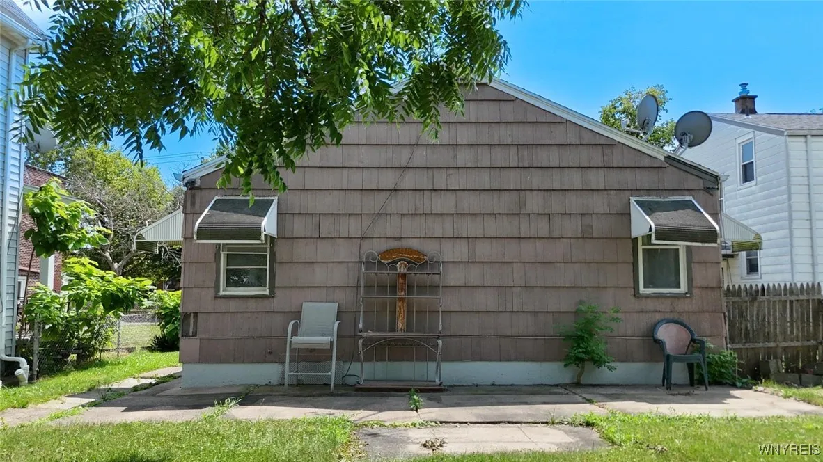 1962 Falls Street, Niagara Falls, New York 14303, Niagara Falls, New York 14303, 3 Bedrooms Bedrooms, 6 Rooms Rooms,1 BathroomBathrooms,Residential,For Sale,1962 Falls Street, Niagara Falls, New York 14303,B1623816