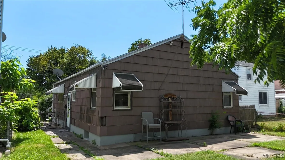 1962 Falls Street, Niagara Falls, New York 14303, Niagara Falls, New York 14303, 3 Bedrooms Bedrooms, 6 Rooms Rooms,1 BathroomBathrooms,Residential,For Sale,1962 Falls Street, Niagara Falls, New York 14303,B1623816