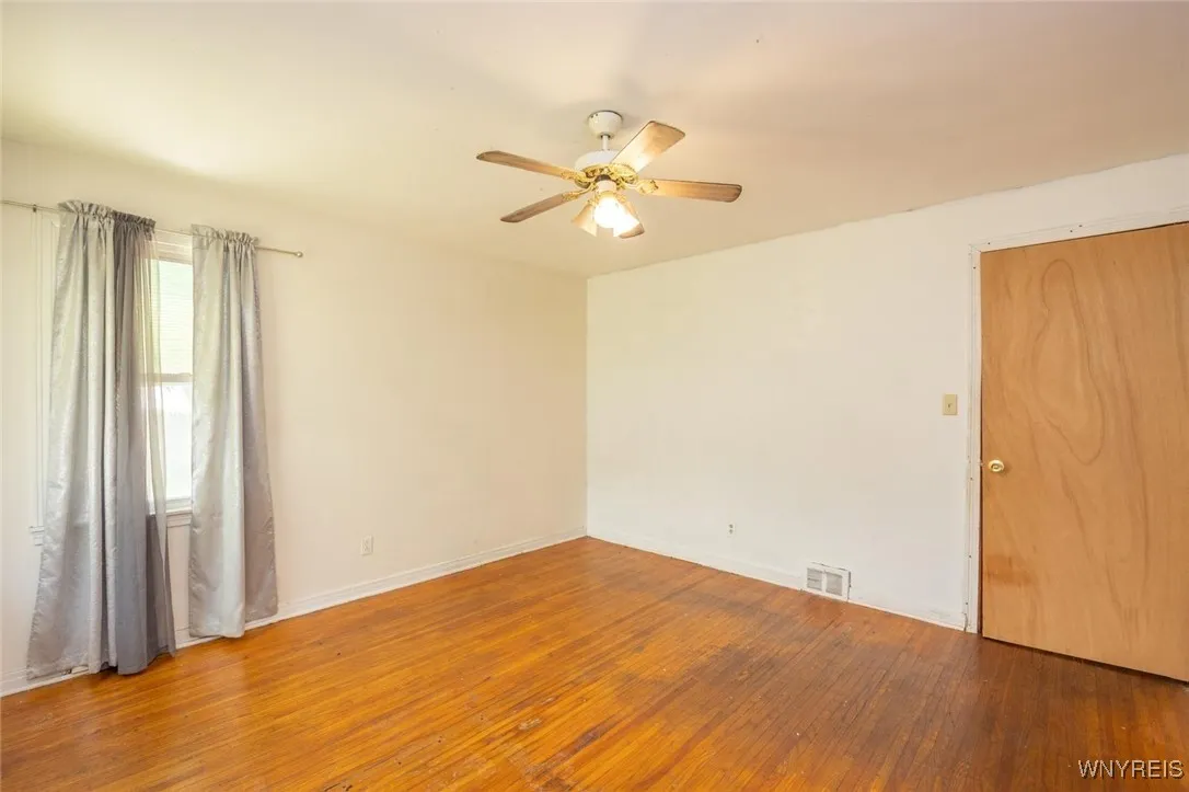 1962 Falls Street, Niagara Falls, New York 14303, Niagara Falls, New York 14303, 3 Bedrooms Bedrooms, 6 Rooms Rooms,1 BathroomBathrooms,Residential,For Sale,1962 Falls Street, Niagara Falls, New York 14303,B1623816