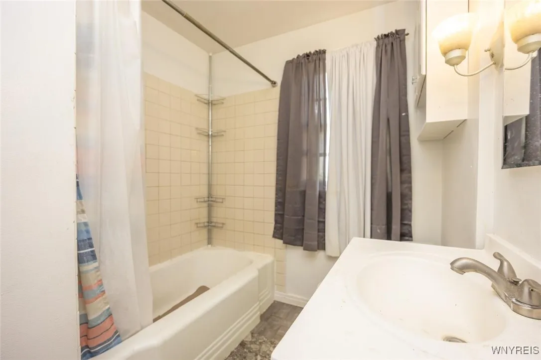 1962 Falls Street, Niagara Falls, New York 14303, Niagara Falls, New York 14303, 3 Bedrooms Bedrooms, 6 Rooms Rooms,1 BathroomBathrooms,Residential,For Sale,1962 Falls Street, Niagara Falls, New York 14303,B1623816