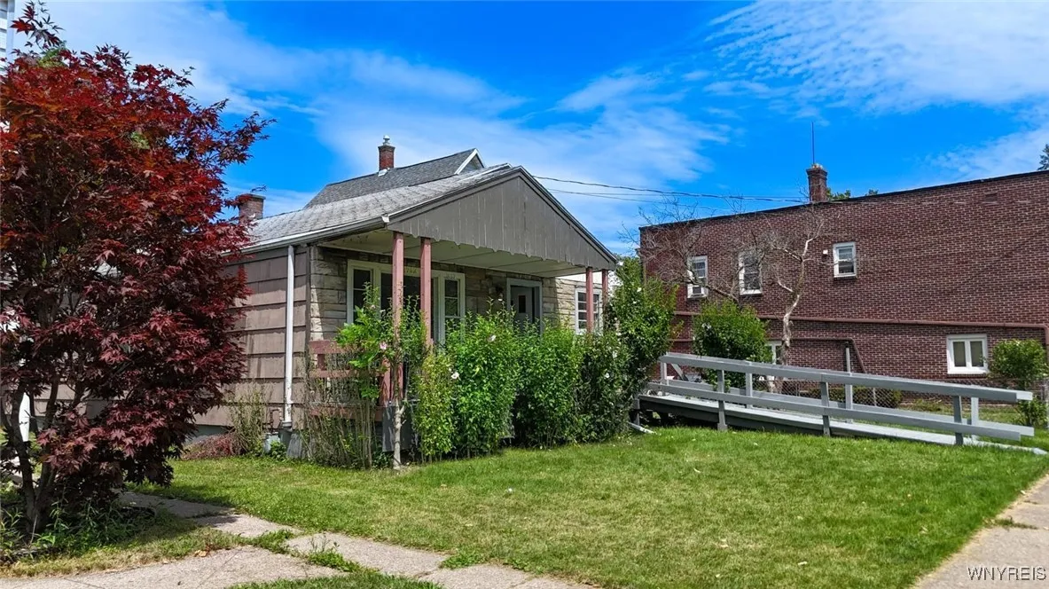 1962 Falls Street, Niagara Falls, New York 14303, Niagara Falls, New York 14303, 3 Bedrooms Bedrooms, 6 Rooms Rooms,1 BathroomBathrooms,Residential,For Sale,1962 Falls Street, Niagara Falls, New York 14303,B1623816