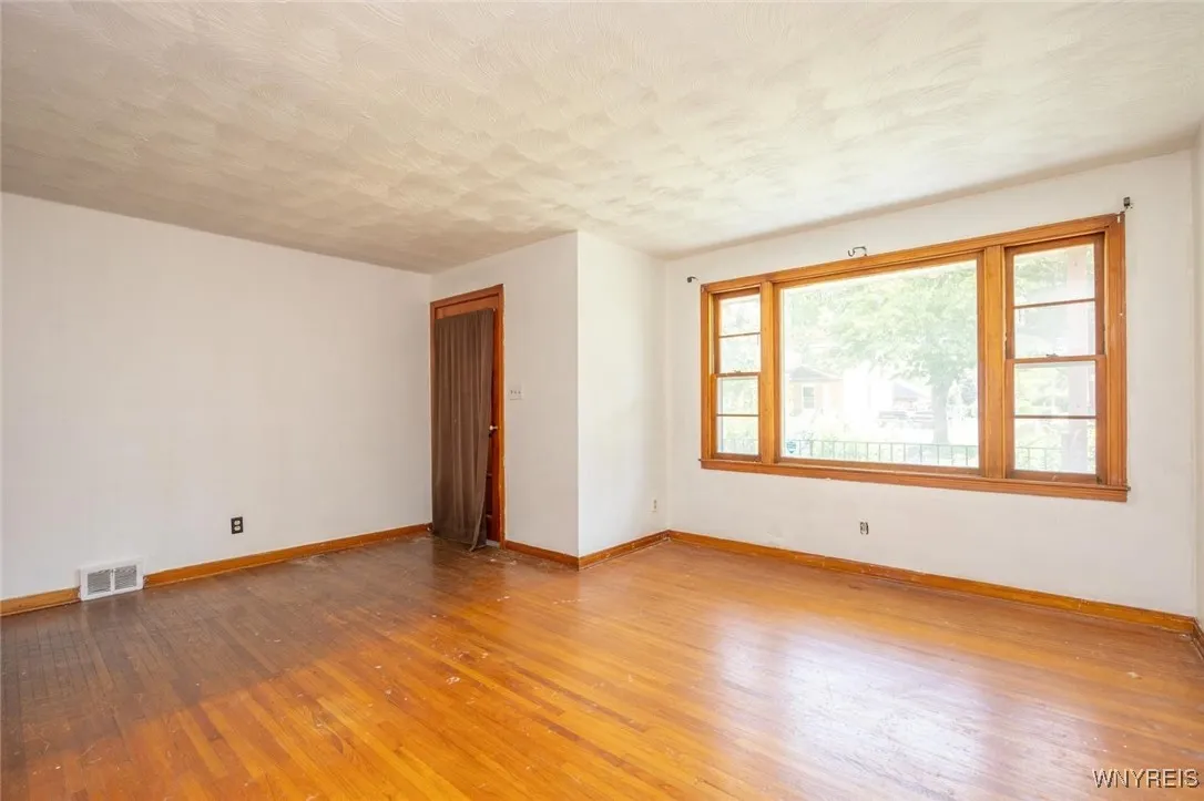 1962 Falls Street, Niagara Falls, New York 14303, Niagara Falls, New York 14303, 3 Bedrooms Bedrooms, 6 Rooms Rooms,1 BathroomBathrooms,Residential,For Sale,1962 Falls Street, Niagara Falls, New York 14303,B1623816