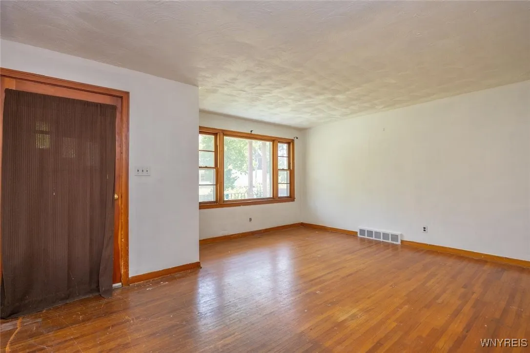 1962 Falls Street, Niagara Falls, New York 14303, Niagara Falls, New York 14303, 3 Bedrooms Bedrooms, 6 Rooms Rooms,1 BathroomBathrooms,Residential,For Sale,1962 Falls Street, Niagara Falls, New York 14303,B1623816